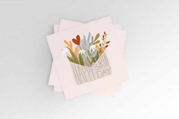 Geburtstagskarte, bei der Blumen aus einem Briefumschlag wachsen